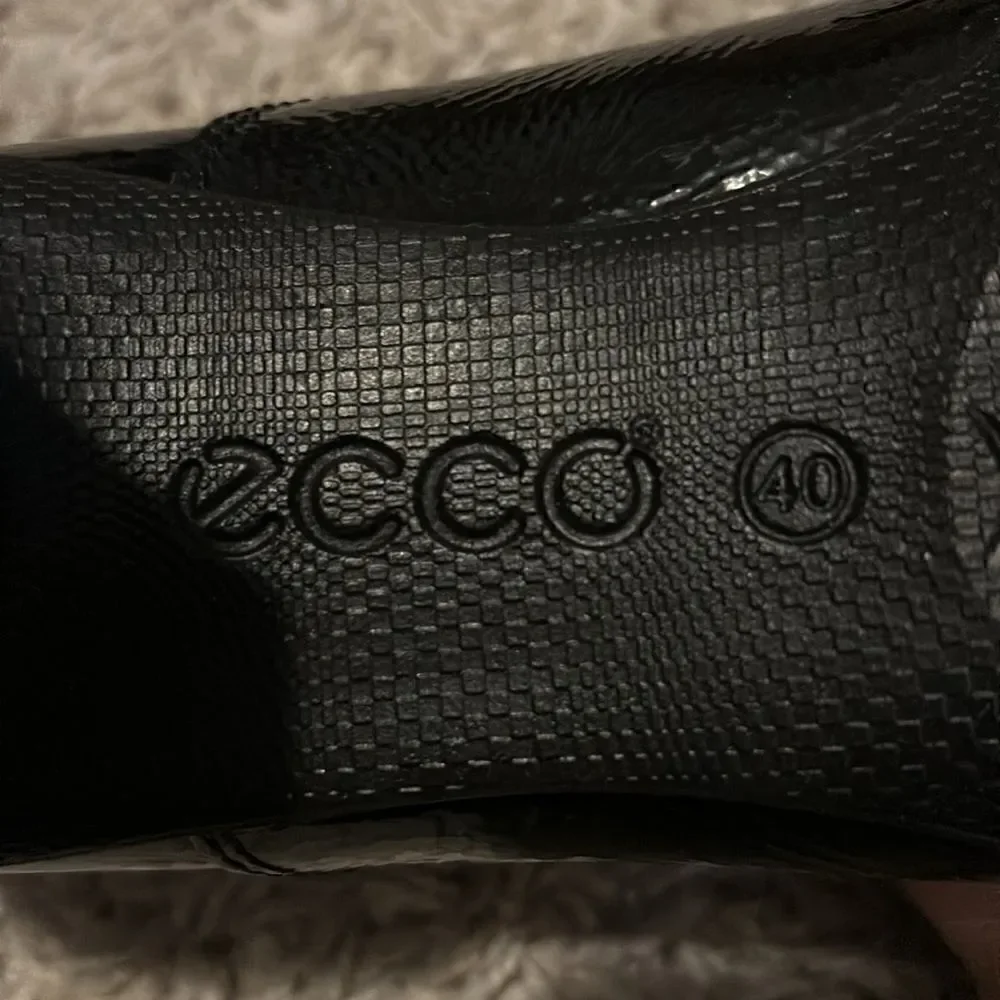 ECCO EUC black patent leather lace up ankle booties Size 40